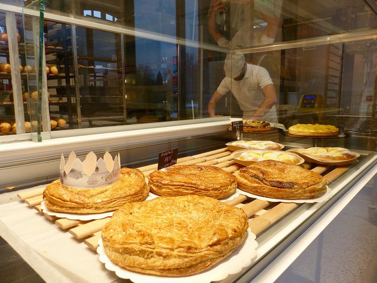 Willy et Hélène Mercier ont ouvert leur boulangerie le Fournil des écoliers en octobre. Cette année, pour l’Épiphanie, c’est galette des rois artisanale pour les rainnevillois.