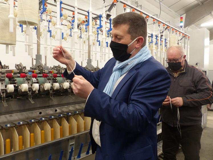 Karim Behlouli, directeur général de NatUp Fibres (à g.) et Serge Nowaczyk, responsable du site (à dr.) étaient émus  de présenter la fabrication de leur tout premier fil. 