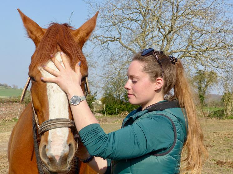 Avec le Shiatsu, Audrey appréhende l’animal d’une manière holistique : globalité : son physique, son mental,  son historique de santé, son mode de vie, son activité, sa nourriture… 