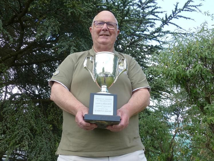 Après la remise  du drapeau  au gagnant de  la finale du  15 août, les équipes se voient aussi remettre  une coupe de  régularité.  Gilles Caron  a remonté le fil de ces récompenses dans ses ouvrages.