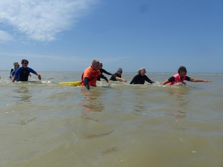 L’eau doit arriver entre le nombril et les épaules. 