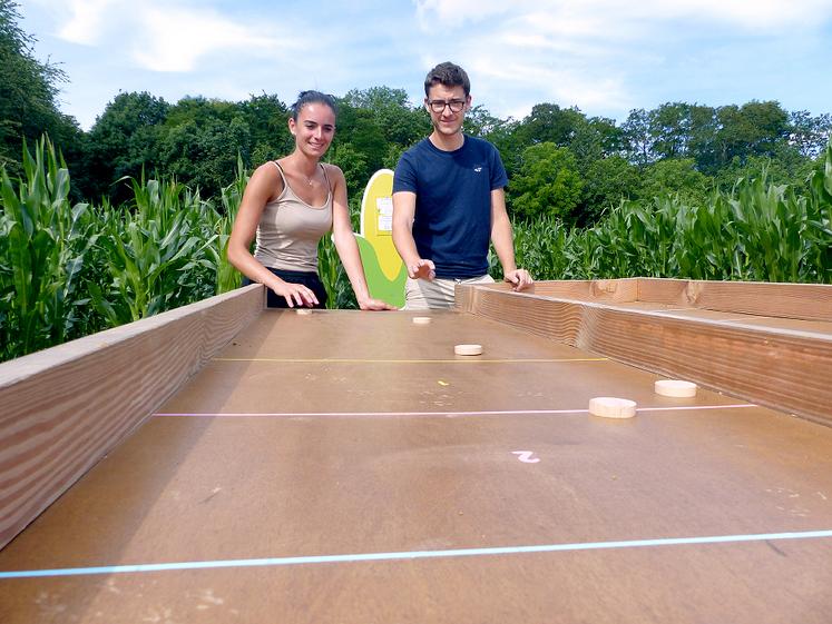 Jade Bouillard et Adrien Huchet gèrent le premier Pop corn labyrinthe  de la Somme à Saint-Fuscien. 