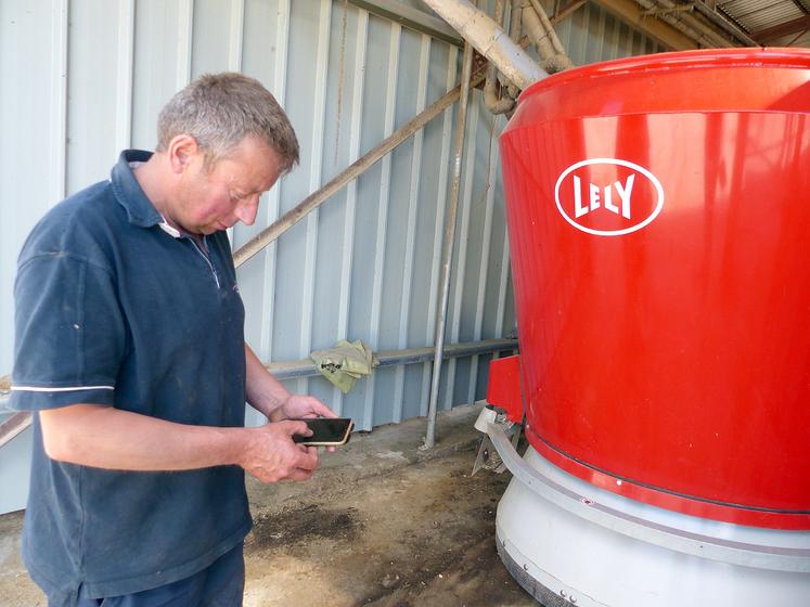 Depuis son Smartphone, Hervé Woimant surveille l’alimentation de ses vaches  à distance. 