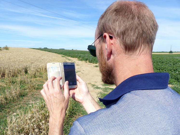Pour les agriculteurs, le nouveau Système de suivi des surfaces en temps réel implique de s’approprier l’application mobile Telepac Géophotos. 