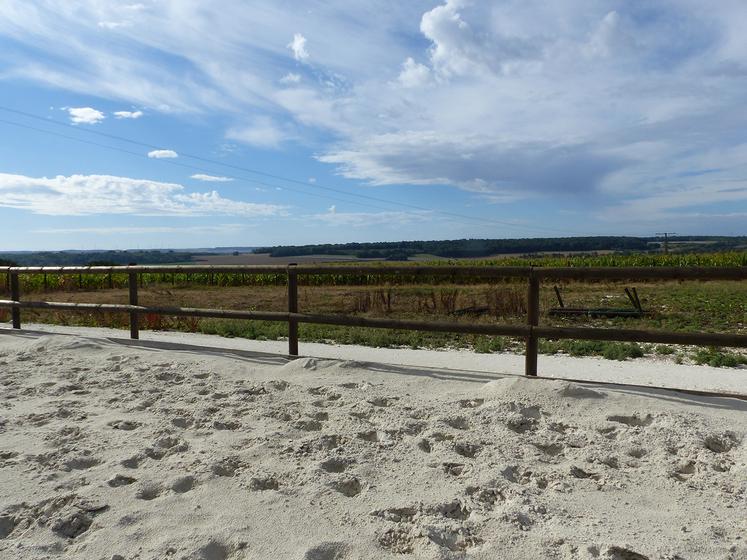 La carrière offre une vue imprenable sur la vallée de la forêt de Creuse. Le paradis pour les balades à cheval. 
