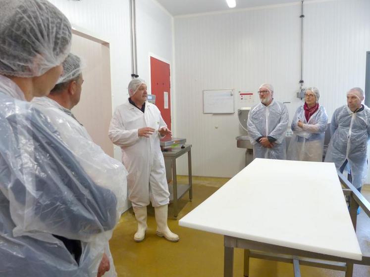 Emmanuel Frémaux faisait visiter l’élevage porcin et l’atelier de transformation aux clients de la plateforme Appro local, ce 21 mai.