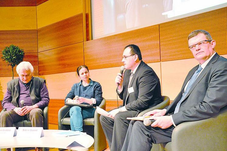 De gauche à droite, Bernard et Sabine Godard, journalistes indépendants, François Magnier, directeur de la FDSEA et animateur de la table ronde, et Claude Soudé, directeur adjoint de la Fop.