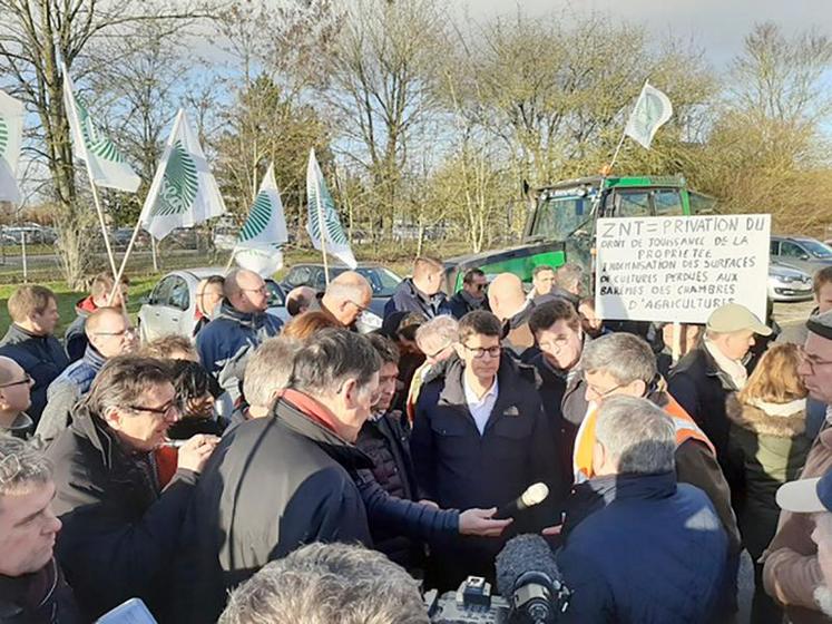 Devant la Draaf puis dans ses locaux, les agriculteurs ont pu exprimer leurs revendications et les modalités de mise en œuvre des zones de non-traitement.