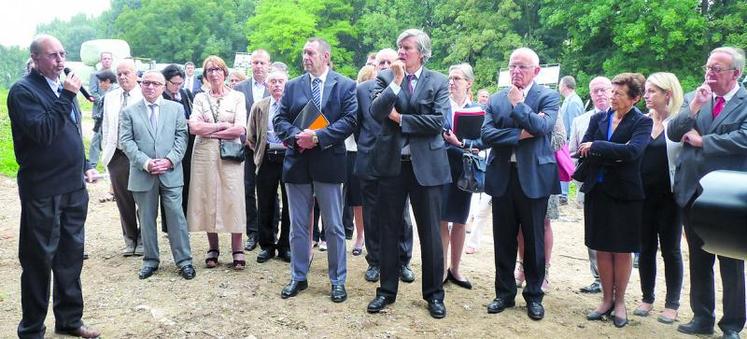 Stéphane Le Foll, en compagnie de Godfrey Browne, directeur du Paraclet, et entouré des élus, écoute les explications de Michel Bellanger, directeur de l'exploitation du lycée, sur les démarches "agro-écologiques" qui ont été engagées au Paraclet.