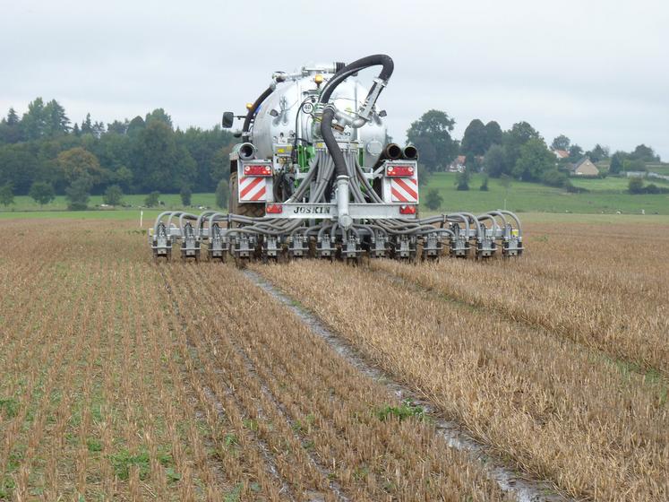 Épandage avec les rampes pendillards.
