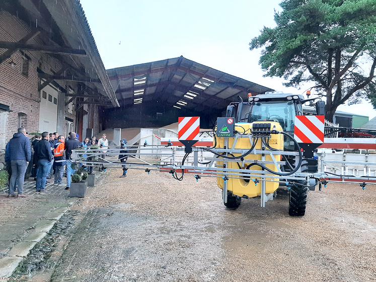 Une cuve et une rampe de pulvérisation à l’avant du tracteur permettent de couvrir les plantes à défaner d’une solution électrolytique. 
