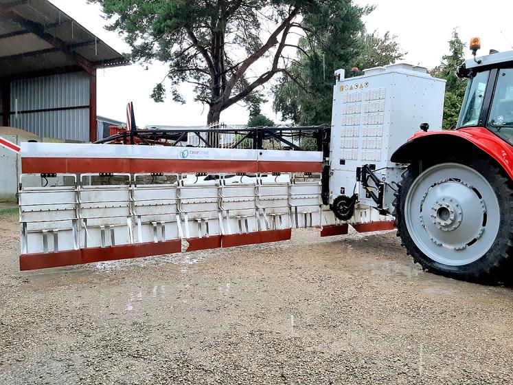 À l’arrière, un générateur entraîné par prise de force crée un courant électrique qui balaie le feuillage. 