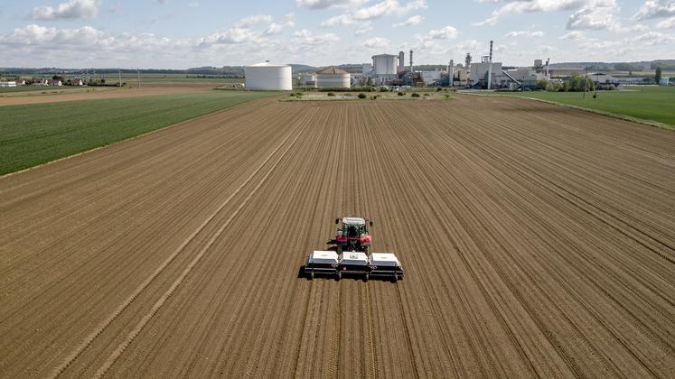 Le robot Ecorobotix en phase de test sur la ferme expérimentale de Tereos  à Chevrières, dans l’Oise.