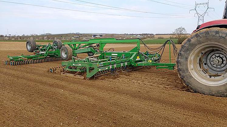 L’objectif de la préparation du sol est d’avoir un sol nivelé, peu motteux, et bien rappuyé pour avoir un bon contrôle de la profondeur de semis,  et faciliter les potentiels désherbages mécaniques. 