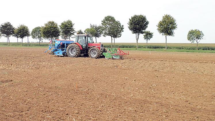 «Au moment du semis, le sol doit être bien réappuyé de manière à poser la graine sur un sol ferme et non soufflé», conseille Denis Burlaud,  responsable technique de l’activité production lin et graines de la coopérative Lin 2000.