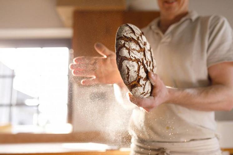 Les boulangers vendent du pain, mais peu de pâtisseries et de viennoiseries, et ont perdu une partie de leur clientèle saisonnière.