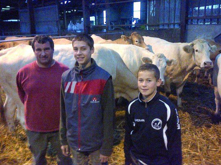 M Boilleau, responsable d’exploitation de la Scea Leriche 
à Quesnoy-le-Montant, accompagné de Paul et Julien Leriche.