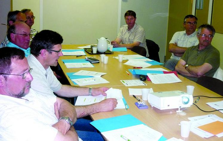 Les participants à l'écoute des explication sur les différents documents.