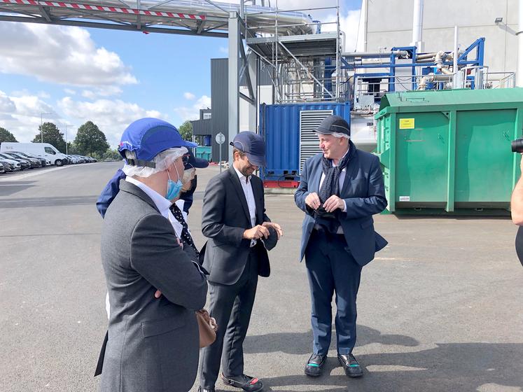 Clément Ray (au centre), co-fondateur d’InnovaFeed, faisait visiter le site à Stéphane Haussoulier (à dr.),  président du conseil départemental, à l’occasion de la remise d’une subvention de 280 000 €. 