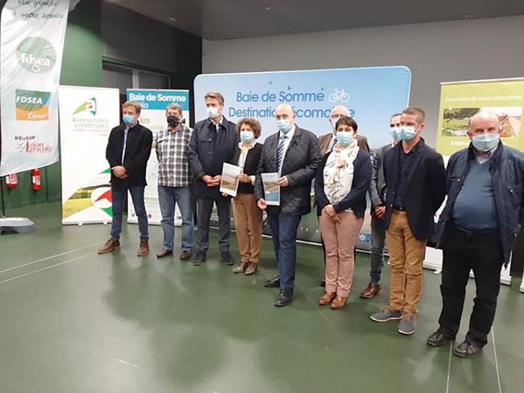 C’est à Abbeville que les représentants de la FDSEA 80, de la Chambre départementale d’agriculture, du Syndicat mixte Baie de Somme Grand Littoral Picard, du Syndicat départemental de la propriété privée rurale, des Jeunes agriculteurs, 
du Comité départemental de cyclotourisme de la Somme, de Somme Tourisme et des collectivités locales se sont retrouvés le 19 octobre pour marquer une nouvelle étape dans la réalisation de la Véloroute en Baie de Somme.