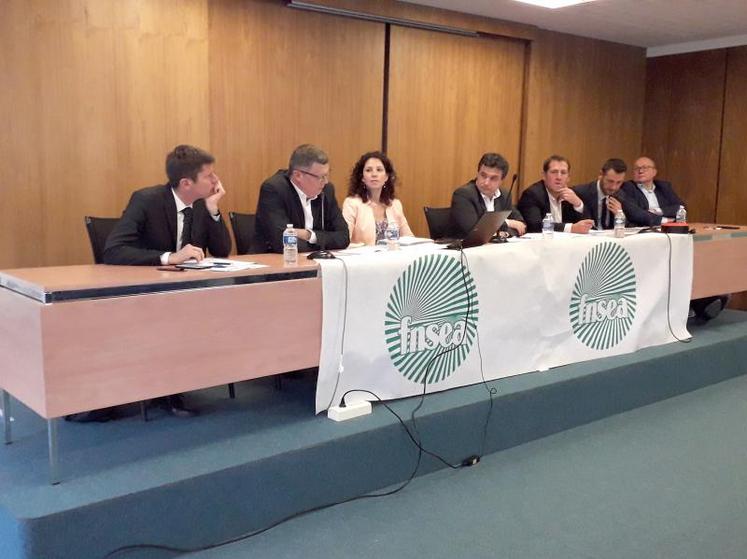 De gauche à droite : Luc Maurer - Draaf Hauts-de-France, Claude Soudé - Fop, Stéphanie Doligez - directrice FRSEA, Laurent Degenne - président FRSEA, Jérôme Volle - FNSEA, Ertgren Shehu - Région Hauts-de-France, Philippe Hincelin - Agrosphères.