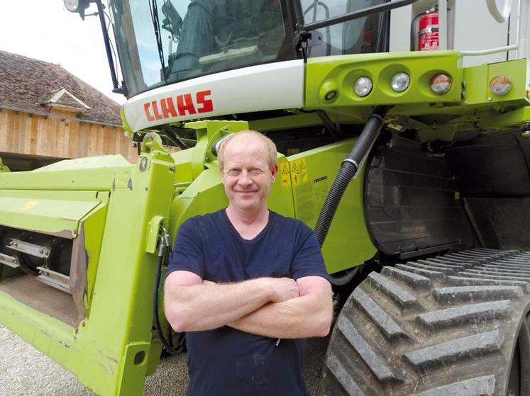 Eric Launoy possède deux moissonneuses-batteuses Claas.
Même si leur entretien a été simplifié au fil des années en période de moisson, il demeure selon lui «essentiel». 