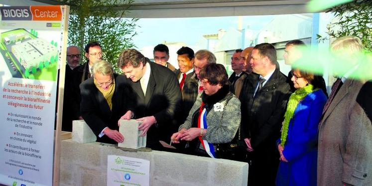 Arnaud Montebourg, ministre du Redressement productif, pose symboliquement la première pierre du Biogis Center à Venette. Il est accompagné notamment par Louis Gallois, commissaire général à l’investissement, Philippe Marini, sénateur maire de Compiègne et président de l’Arc, Claude Gewerc, président du Conseil régional, et Xavier Beulin, président de Sofiprotéol.