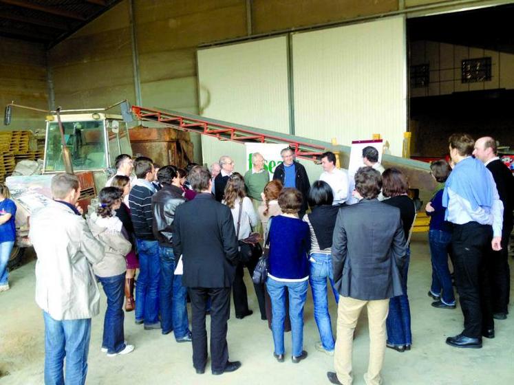 Laurent Degenne (en arrière plant, à côté du tableau) entourés des acteurs locaux de la filière explique aux conseillers ministériels les atouts 
et les freins de la filière pomme de terre. Pour l’anecdote, à l’avant du tracteur, on reconnait une photo aérienne de l’usine Flodor.