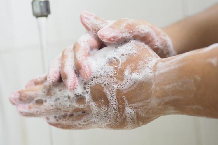 Pour se protéger et protéger les autres, se laver les mains à l’eau et au savon et bien les essuyer avec un papier jetable ou utiliser la solution hydroalcoolique.