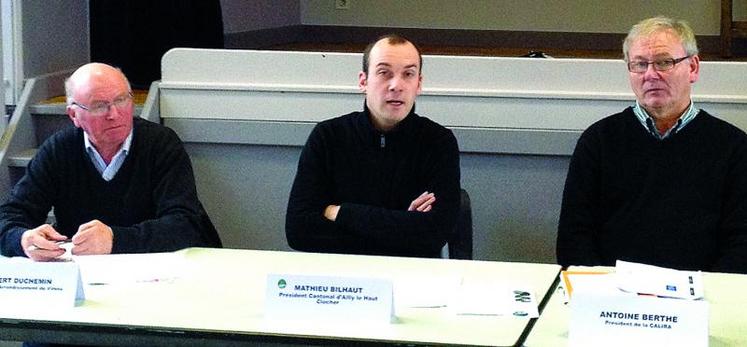 Mathieu Bilhaut a tenu l’assemblée générale du canton. Il est entouré ici par Vicent Duchemin, vice-président de la Fdsea, et Antoine Berthe, président de la Calira.