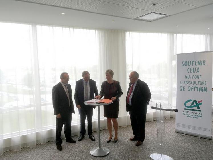 Les signataires de la convention.