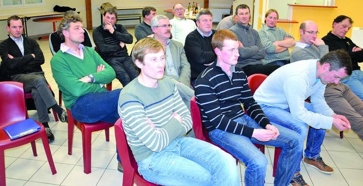 Les participants à l'assemblée de Domart-en-Ponthieu.