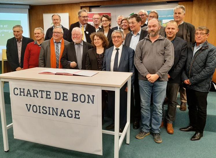 Une dizaine d'organisations professionnelles agricoles, de collectivités et d'autres associations partageant un lien fort à la ruralité se sont engagées à mettre en place des actions pour « mieux vivre ensemble » à la campagne.