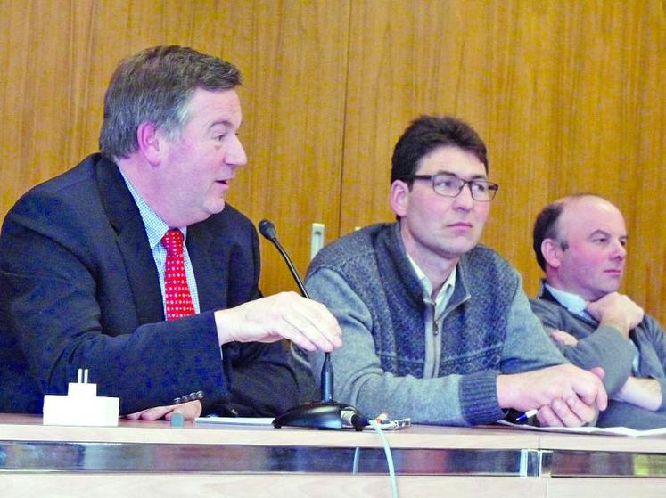 Thierry Routier, expert foncier et agricole entouré du vice-président de la section, Francis Herbet, et le président, Olivier Faict.