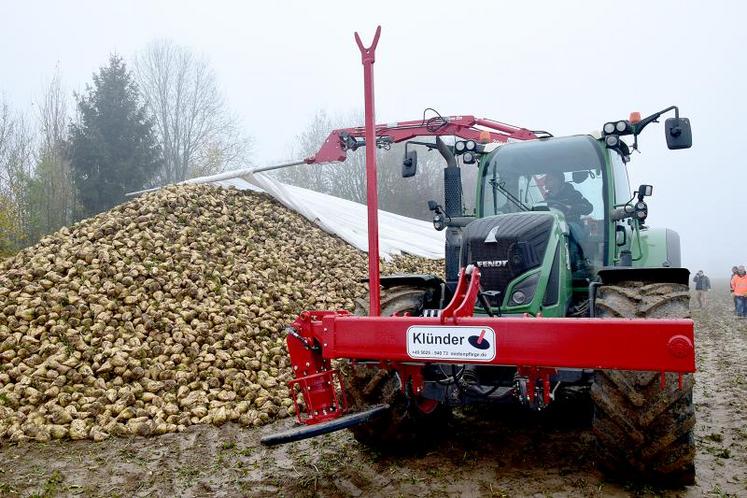 En moins d’une minute, le silo de betteraves est bâché mécaniquement.