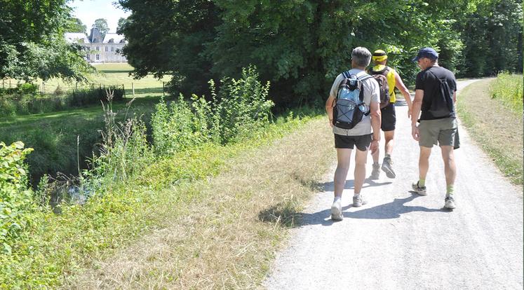 La randonnée est balisée sur 15 km au cœur des villages et des paysages typiques du Val de Nièvre. 