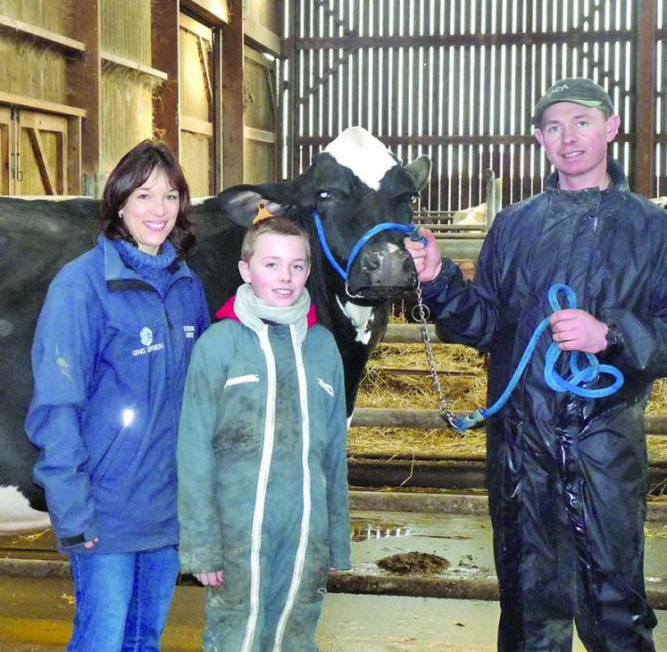 Bertrand et Nathalie Derly, accompagné de leur fils Rémy, représenteront le département avec Hidda au concours Prim’Holstein de Paris