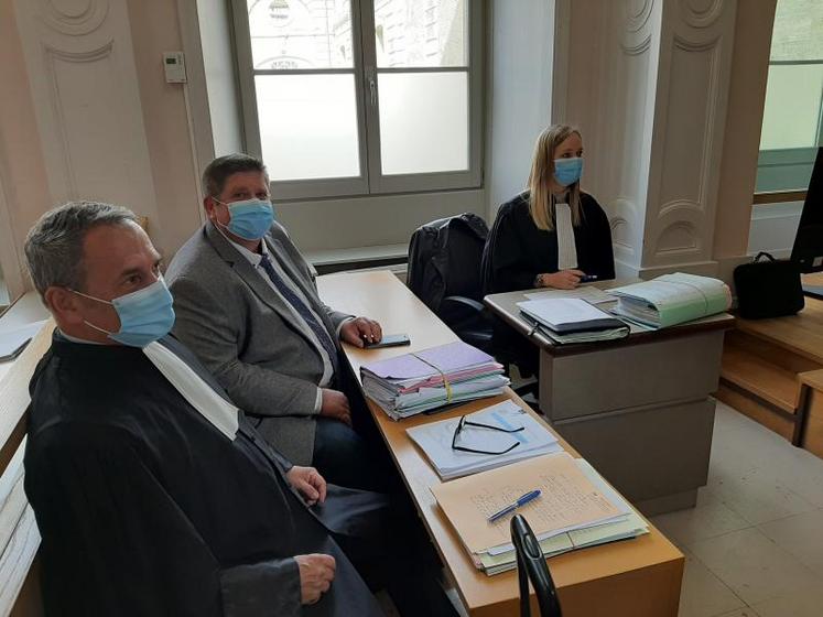 Willy Schraen et son avocat lors d'une première audience, le 24 septembre où le tribunal de Saint-Omer jugeait des particuliers pour des menaces de mort envers le président des chasseurs de France.