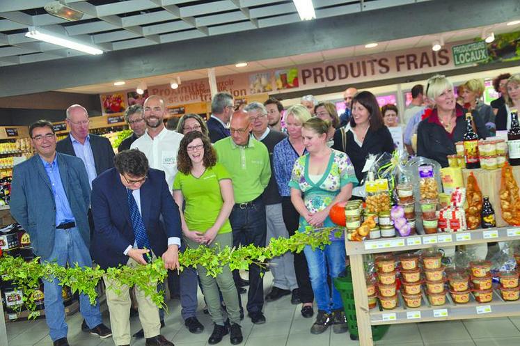 Le président de Sicap, Jacques de Villeneuve coupe le ruban pour l’inauguration du rayon terroir frais du magasin.