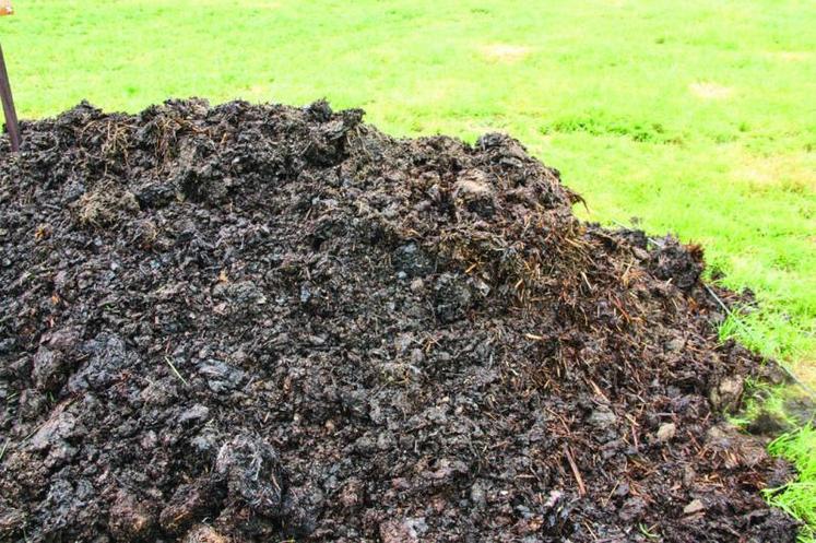 Composter son fumier et l’épandre est plus rentable financièrement et agronomiquement.