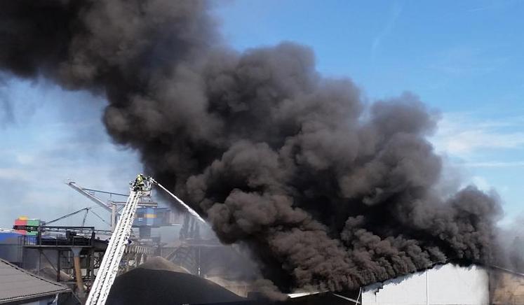 L'épais panache de fumée provoqué par l'incendie de l'usine Lubrizol de Rouen a des répercussions sur la récolte et la commercialisation de produits agricoles jusque dans le département de la Somme.