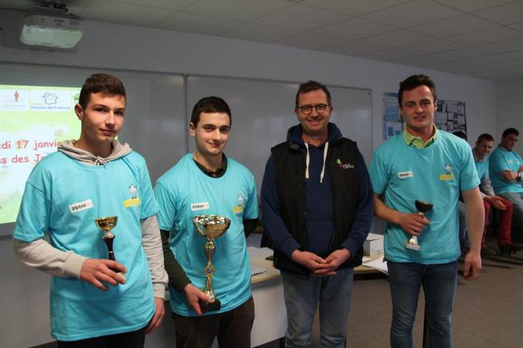 De gauche à droite : Dylan Delmotte, Christophe Bouxin, Marc Leroy, le directeur de l’exploitation de l’Institut de Genech, et Edouard Delmotte.