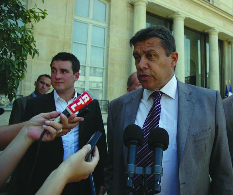 Xavier Beulin, à sa sortie de l'Elysée : "j'ai demandé à nouveau au président de la République qu'il intervienne auprès du président de la Commission européenne sur cette question de restitution à l'exportation pour le poulet".