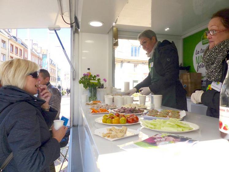 Tournez «Mangez fermier» : une invitation à découvrir les produits et producteurs locaux. La première étape était Amiens. 