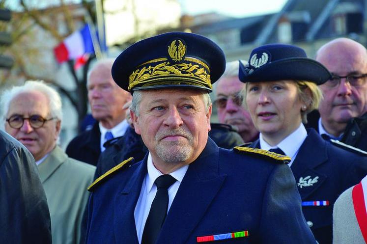 Cérémonie d'installation de Philippe De Mester, préfet de la Somme, le lundi 4 janvier au monument aux morts, Place Foch, à Amiens.