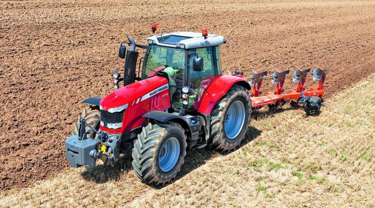 Plus légers, les 4 cylindres affichent une consommation plus réduite que les 6 cylindres, dès lors que les travaux n’incluent pas de travail du sol profond. 
Et même pour ce type de travail, ils restent plus sobres à régime moteur économique, mais sont moins performants à plein régime.