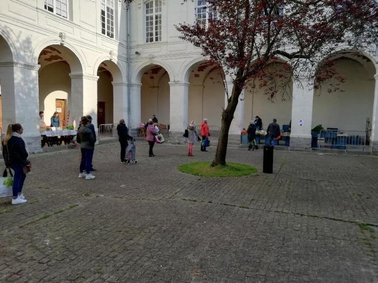 Un strict respect des consignes et une bonne fréquentation permettent l'organisation d'un nouveau marché ce samedi 4 avril dans le centre-ville d'Amiens.