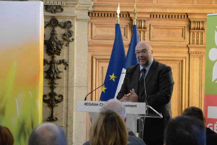 Le ministre de l’Agriculture, Stéphane Travert, le 14 novembre, lors de la signature de la charte d’engagement pour une relance de la création de valeur.