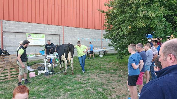 Les Vermersch ont organisé une démonstration de traite pour expliquer le métier aux voisins venus à la rencontre 
du monde agricole. 