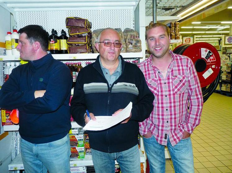 Un groupe d’agriculteurs a été reçu par les responsables chez E. Leclerc (Montdidier). Ces derniers ont fait preuve de coopération et ont accepté de faire visiter leurs rayons ainsi que l’une de leur chambre froide.